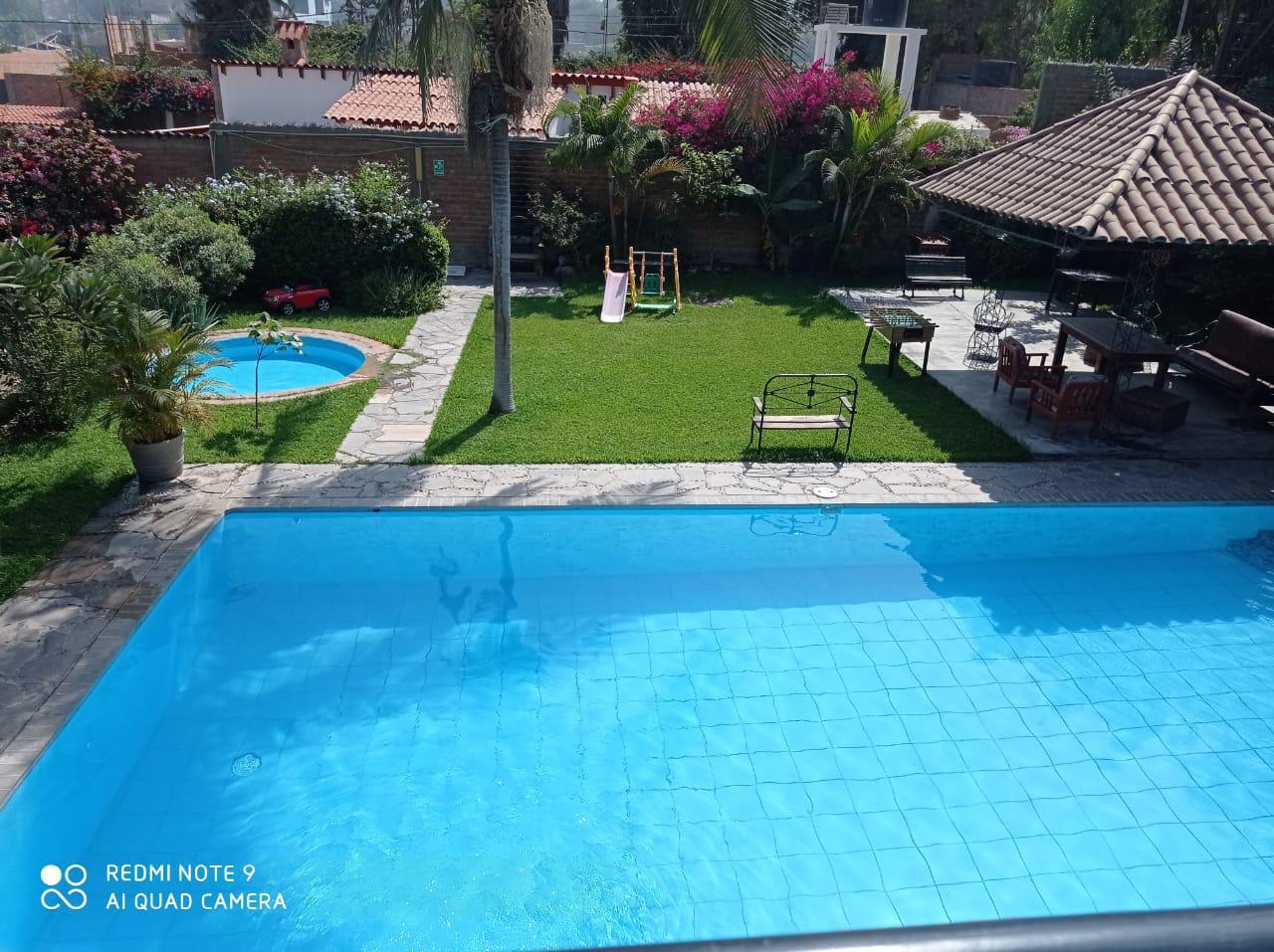Piscina y áreas verdes